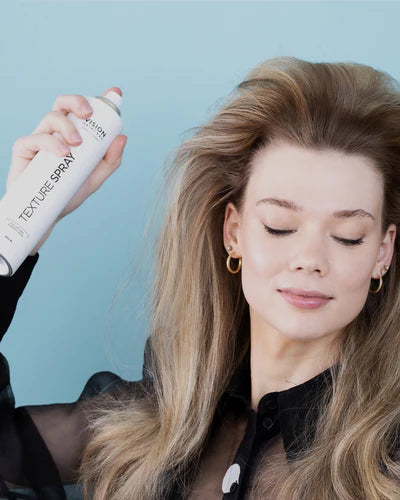 Cómo dar volumen al cabello fino con el Spray Texturizador.